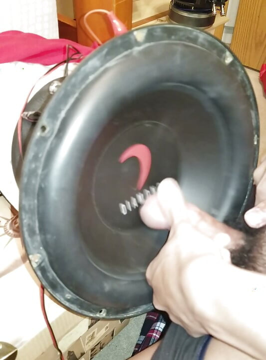 שפיכה ענקית על הסאבוופר