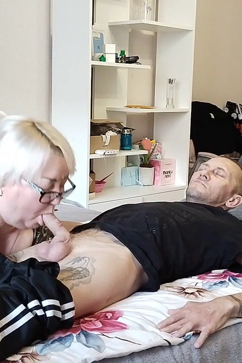 صديقتي تمص كل قطرة أخيرة من المني