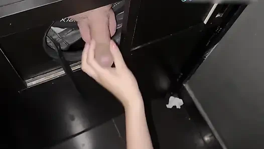 Fremden am gloryhole heute blowjob geben vor dem zahmen cuckold