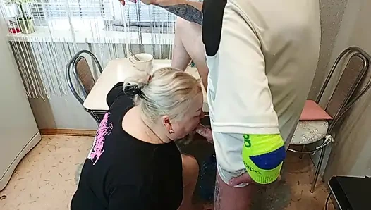 am nachmittag ficke ich meinen nachbarn in den mund in der küche und komme