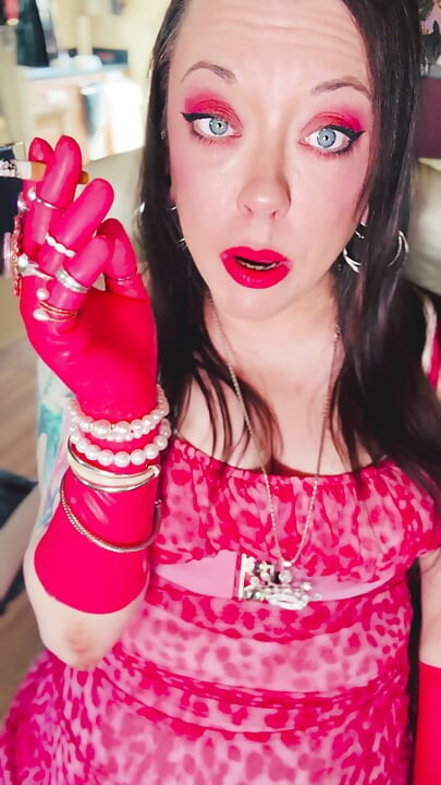 Alles in pink! Die fabelhafte raucherin Tina Snua trägt rosa latexhandschuhe und ringe &raucht eine zigarette für sie