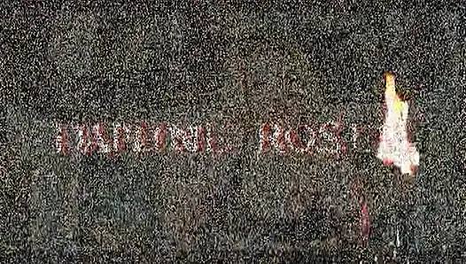 Blonde und vollbusige schlampe in netzstrümpfen wird im interracial dreier gefickt