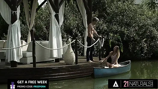 21 NATURALS - стройная блондинка-красотка скачет на огромном члене у воды