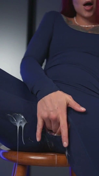 탄력 있는 엉덩이를 가진 여성 트레이너가 운동 후에 또 다른 세트를 수행한다! 물보라와 크림 | Clip 1