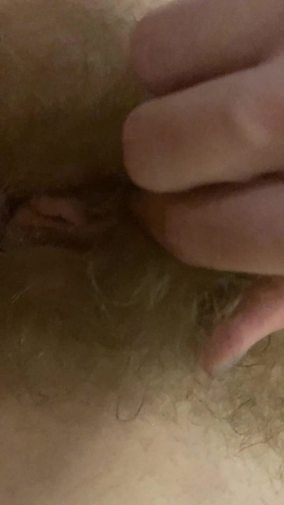 Boşalana kadar yarağı sokuyor ve parmaklıyor