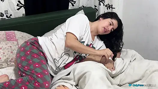 Yarağımdan biraz isteyen azgın karımla sert seks!