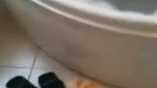Une femme filme son mari dans la baignoire - énorme bite et couilles