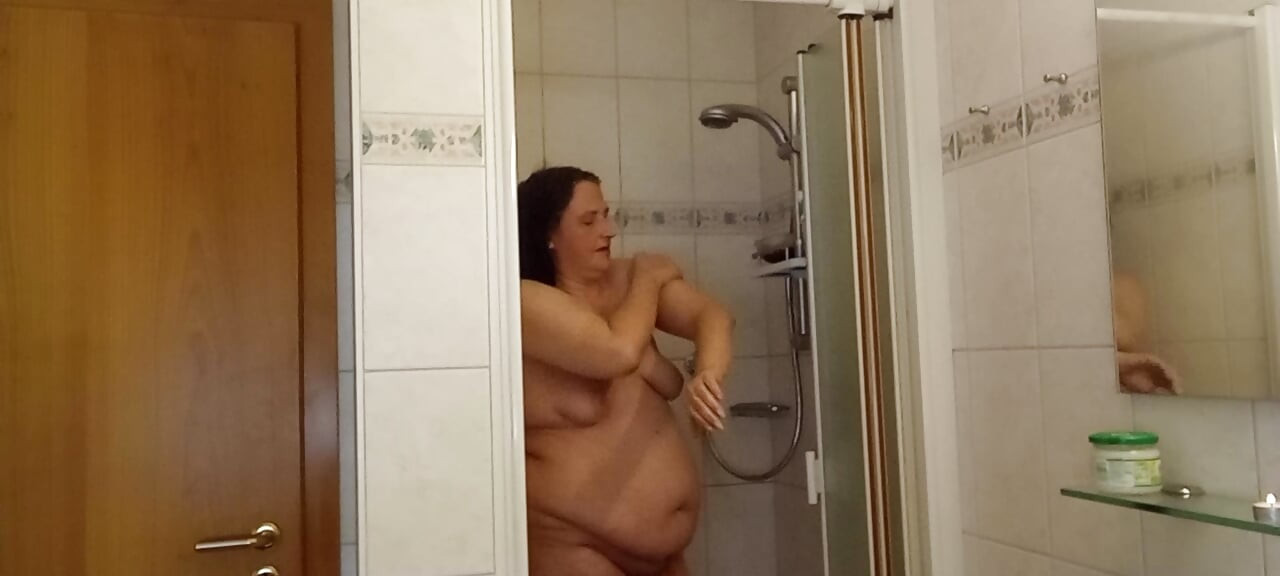 Wet & Naughty: Mature BBW Amateur in the Shower