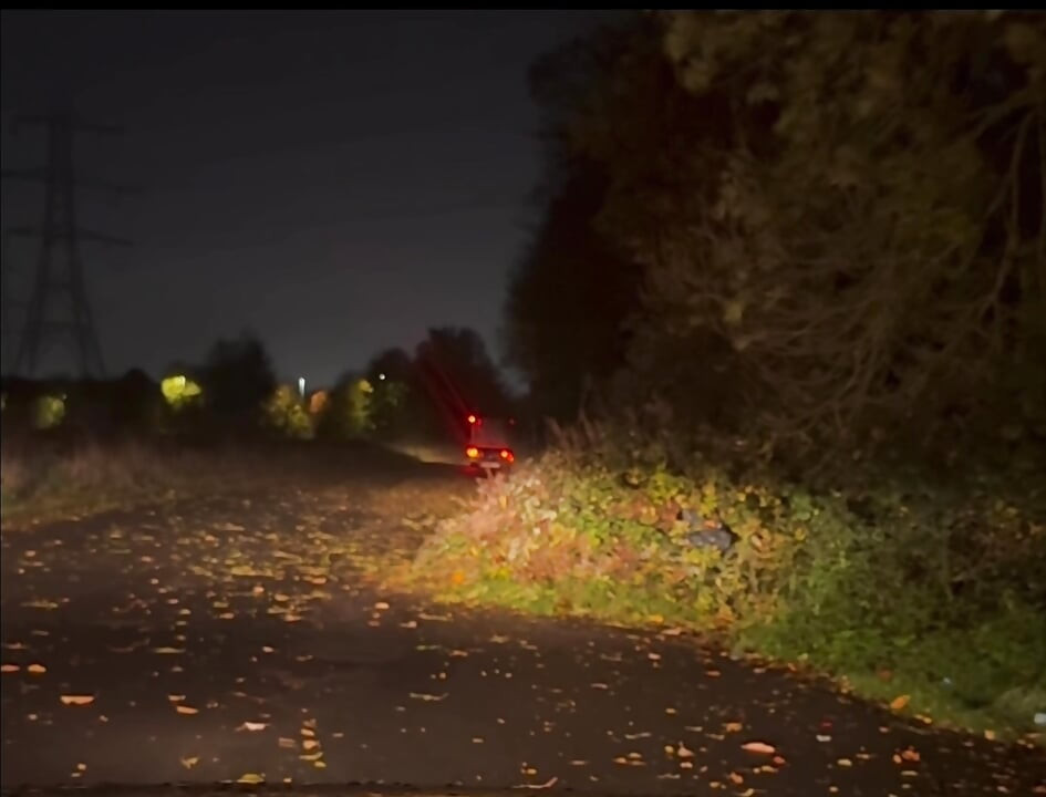 Drkanje gola i bosa vani za kamiondžiju i skoro uhvatila mog izvođača radova