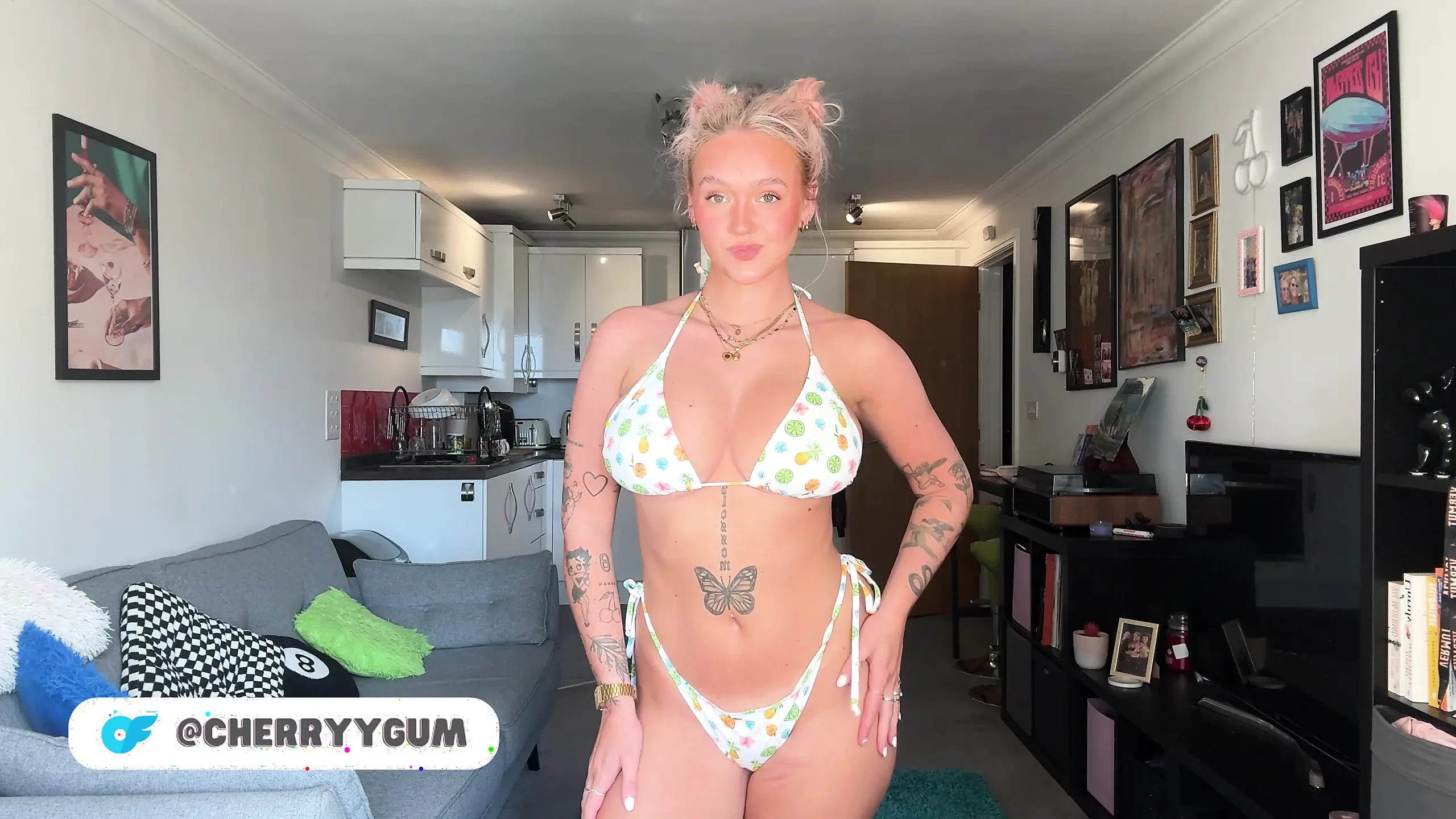Percubaan bikini British eksklusif dengan tetek besar