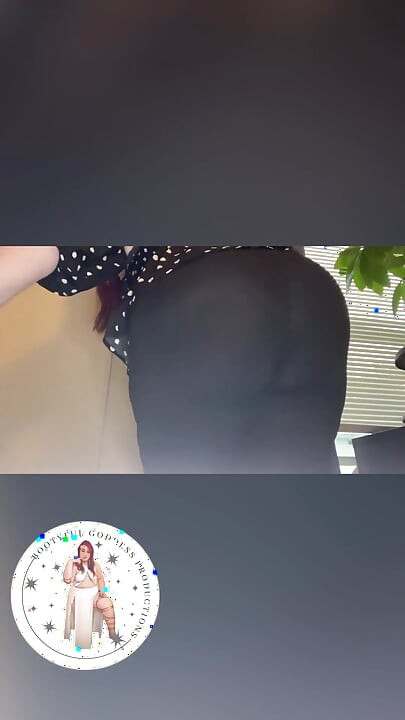 Booty putoaa ja läimäyttää leggingseissä hidastettuna
