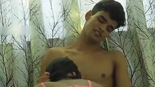 Adik tiri cantik India yang imut dientot habis-habisan sama pacarnya