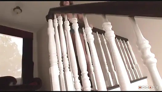 Şanslı adam büyük götlü üç yaramaz kızla sikişiyor