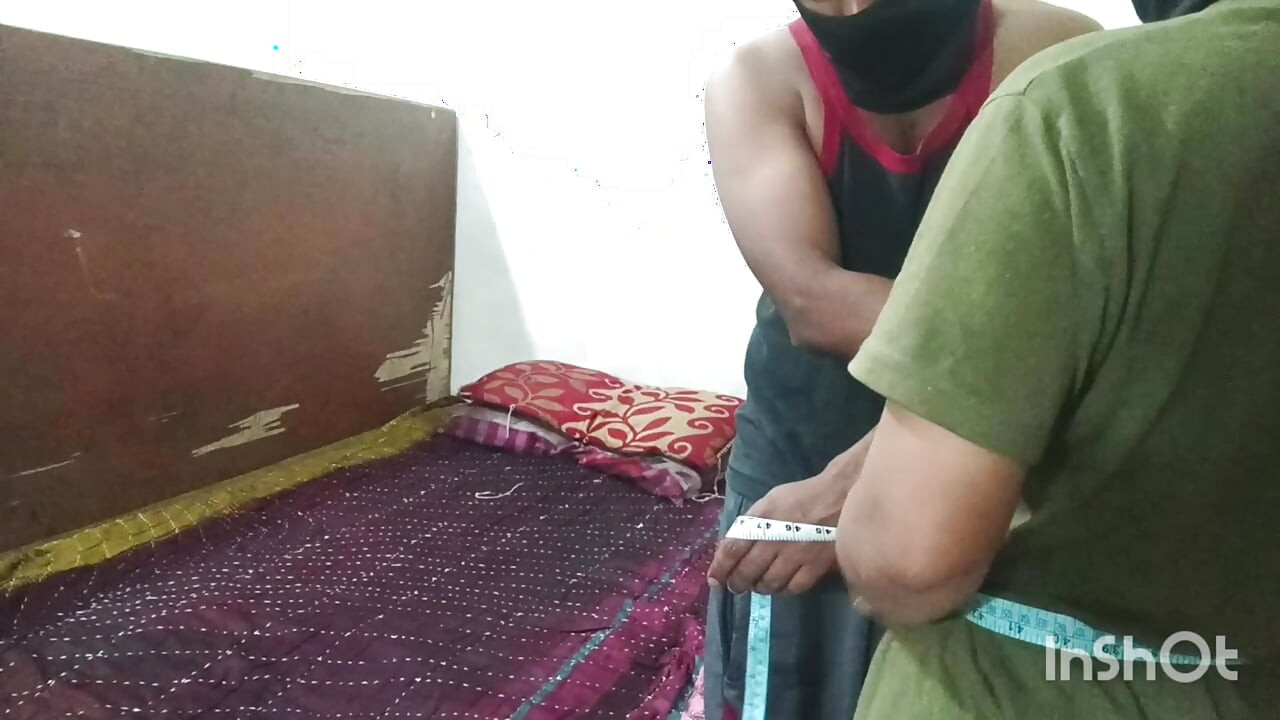 Alfaiate vem à casa da senhora para tirar suas medidas de roupa