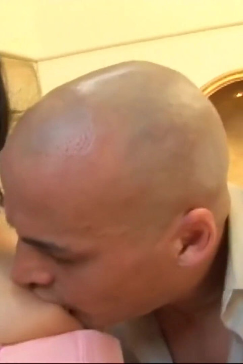 Des salopes excitées se font enculer et éjaculer dans la bouche