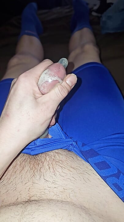 ブルーナイキのプロスパンデックス下着を着たまま、コンドームの中でオナニーして射精しています