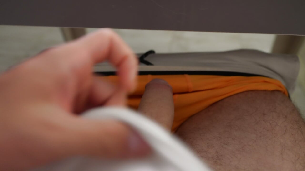 Een gespierde man trekt zijn enorme pik af