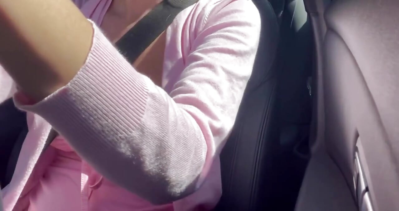 Muestro mis tetas en el auto