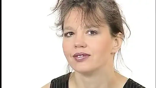 Vixen brunette terangsang dildo memeknya yang berbulu saat casting