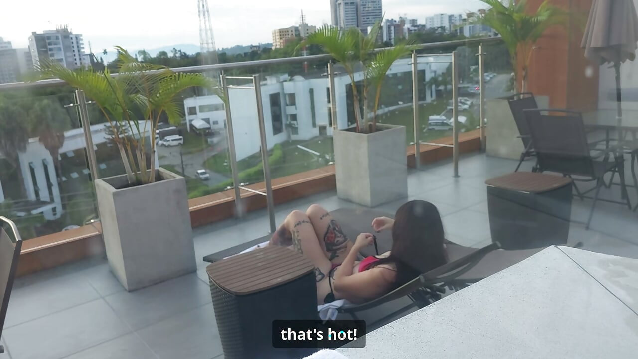 I meet girl in the pool and I convince her to fuck