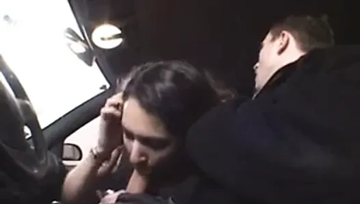 Une Arabe se fait baiser dans une voiture