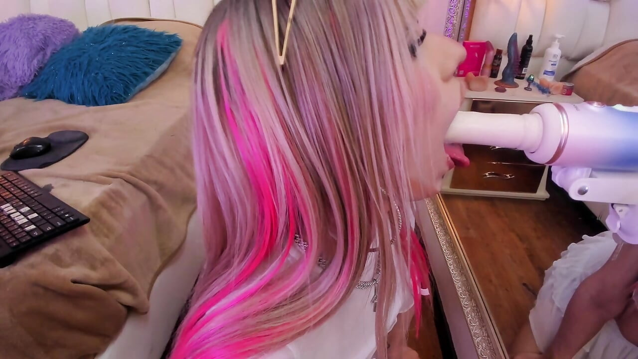 Hermosa Trans disfruta de su juguete y tiene multiples orgasmos