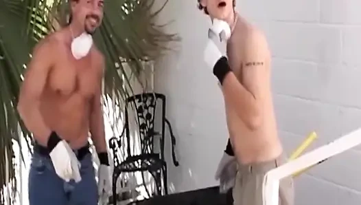 Reife brünette MILf weit vom besengriff gedehnt