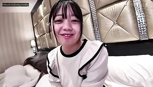 Bakış açısı kırsal masumiyet, gür kıvrımlı adil tenli ince güzellik kalın bir arzusunu kucaklıyor ve iki döl alıyor