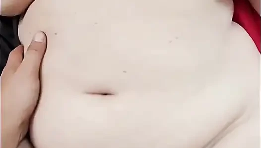 Az önce içeri girip beni çiğ sikip içine boşalmak için telefonumu kaydırıyorum