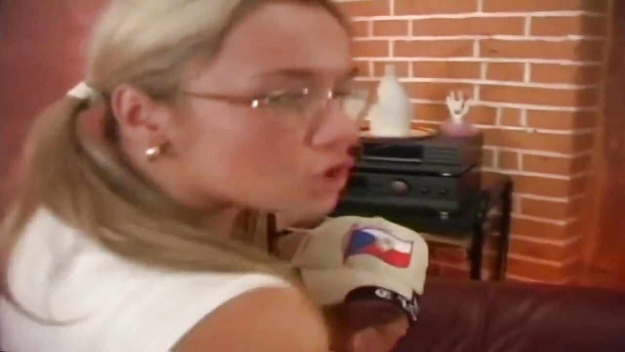 Tesão loira gata é fodida com força e facial