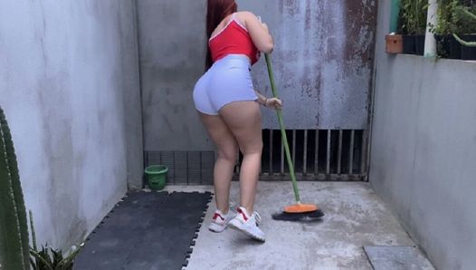 Femme de ménage très sexy en short blanc