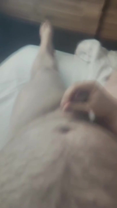 De cumshot van dikke beer raakt de camera