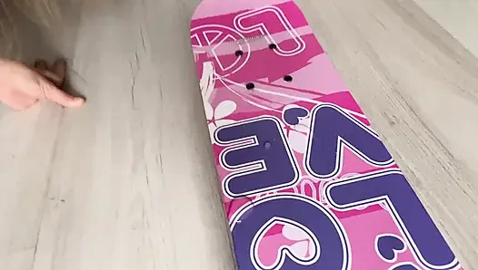 Kaykayıma işiyorum ve su birikintisini yakın gösteriyorum