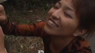 Asiatischer asiatischer langer Nägel-Blowjob mit attraktiven Nägeln