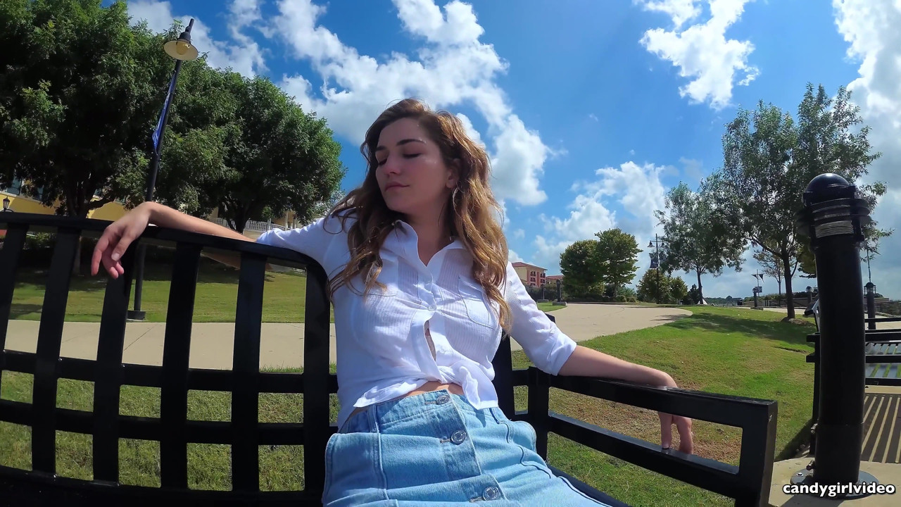 スカイブルー - ピンクのマイクロTバックをスカートに押し上げる