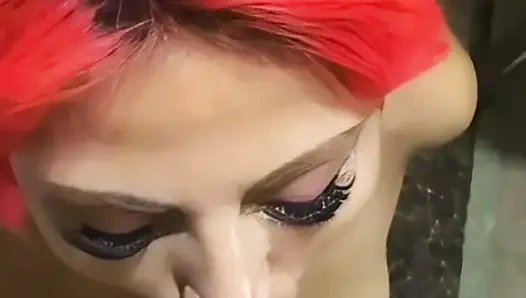 Er ejakulierte an einem rothaarigen türkischen Mädchen