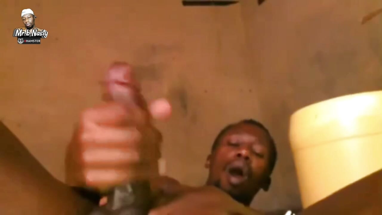 Afrikalı Köy Çocuğu büyük sikini okşuyor