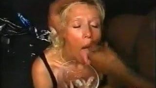 Blonde milf in bukkake gangbang sperma in gezicht