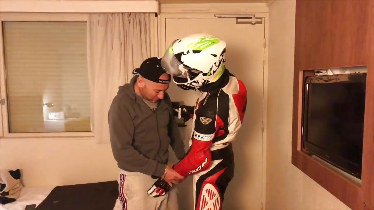 Poniženje u hotelu sa bajkerkom fetiš odeće