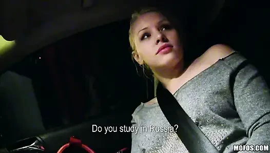 Gestrandete teenager - russische blondine lola taylor fickt ihren freund und liebt arschspiele