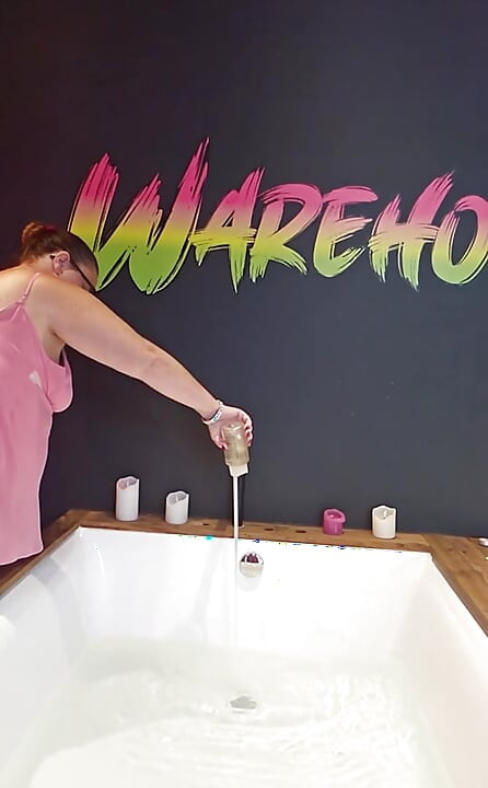 Cum join me in the bath at Warehouse-X ! I have toys! I will bring my ass if you bring you