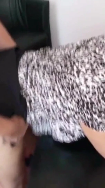 "Genç oğlan ofiste çalışırken orta yaşlı seksi patron tarafından sikiliyor" den muhteşem an