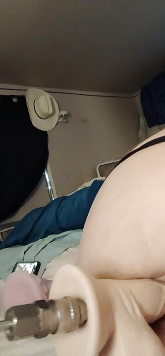 뚱뚱하고 젖은 보지 기계 재미