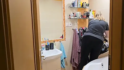 Ich Beobachte, Wie Meine Frau Sich Fertig Macht... Sie Sieht so Gut Aus - Spiegel-make-up-routine