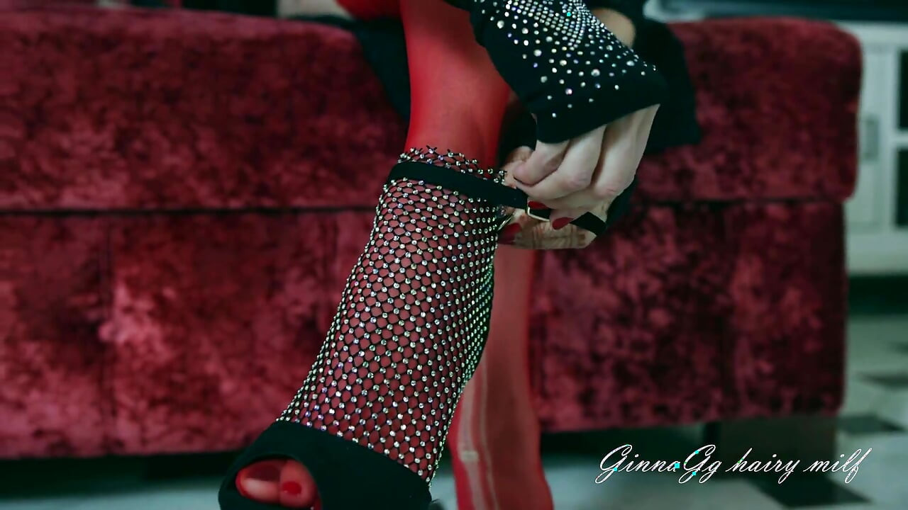 스타킹을 신고 드레스를 바꾸는 여주인, 발 페티쉬, 스타킹 페티쉬, 신발 페티쉬 - Ginnagg
