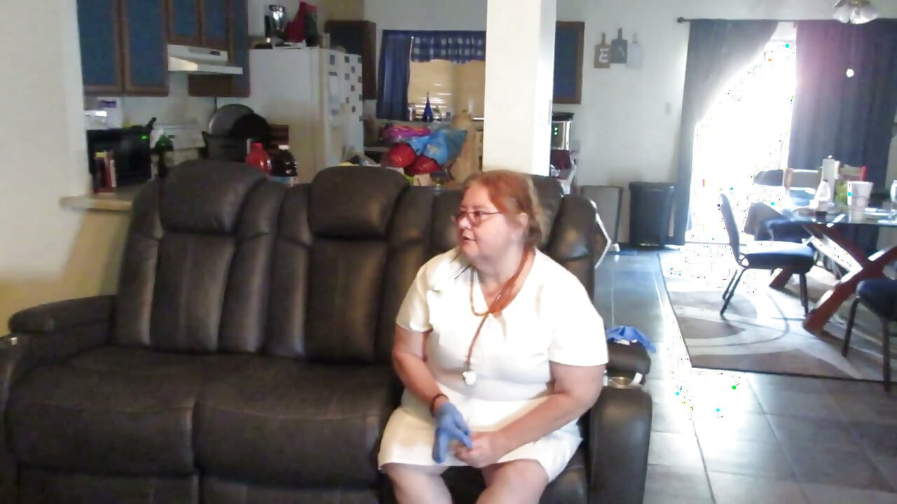 La enfermera Vicki le da a Breanna su inyección en el culo y