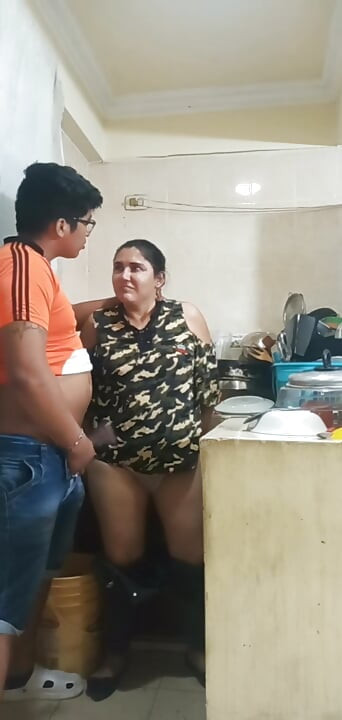 Fodendo na cozinha com a empregada