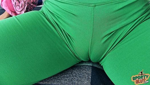 Adolescente de culo redondo tiene cameltoe profundo en pantalones ajustados de yoga