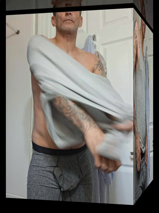Tirando a roupa se preparando para o banho