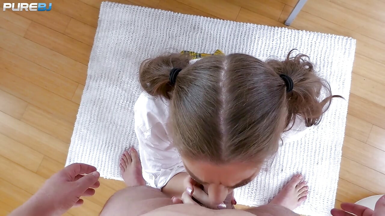 Alex Chance è con le trecce con le tette enormi che implora di ricevere la sborra